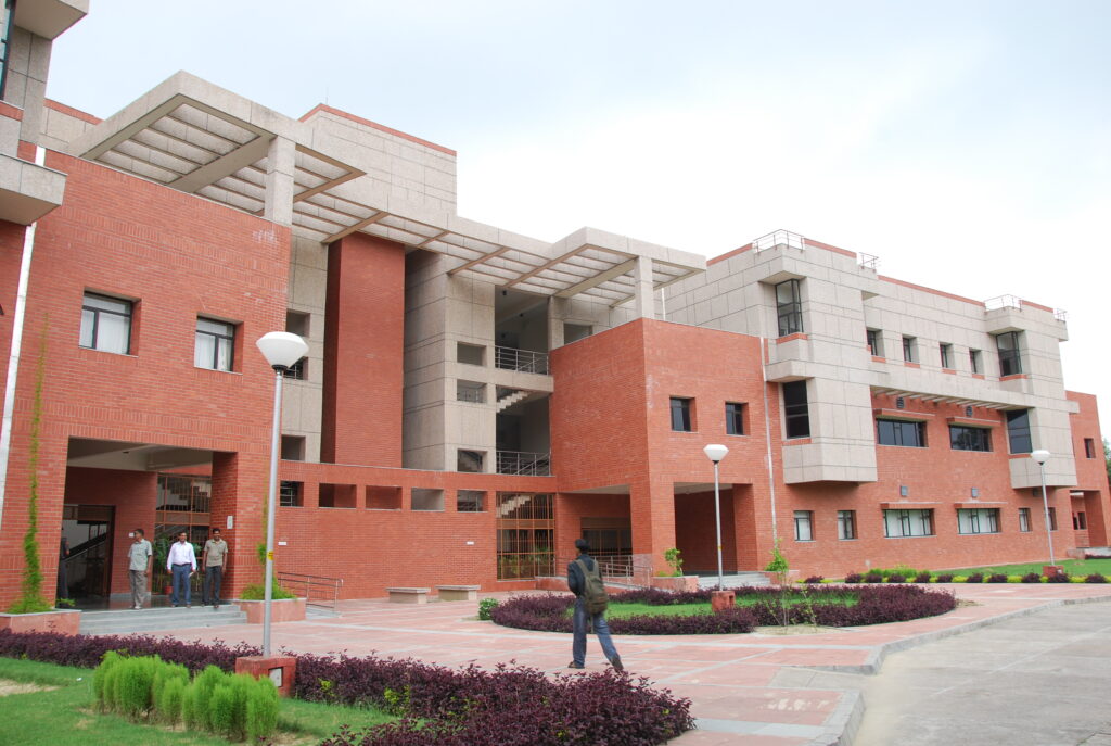 IIT Kanpur to Develop AI-Powered Smart EV Charger and Hybrid Inverter